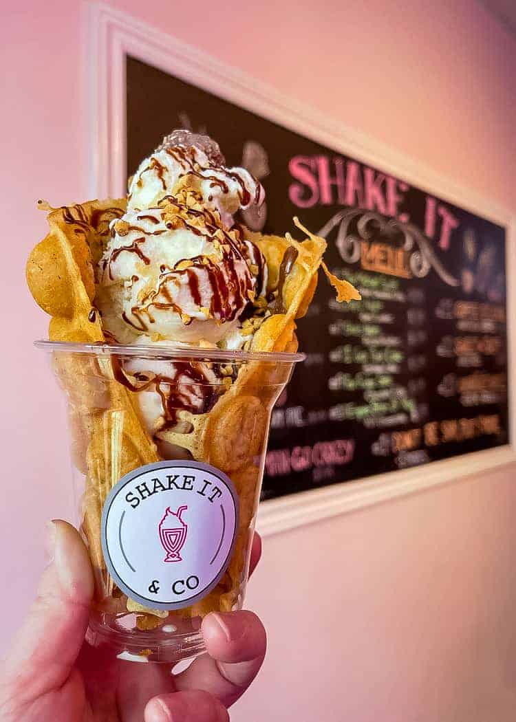 Mississauga-Ice-Cream-Shake-It-and-Co-bubble-waffle