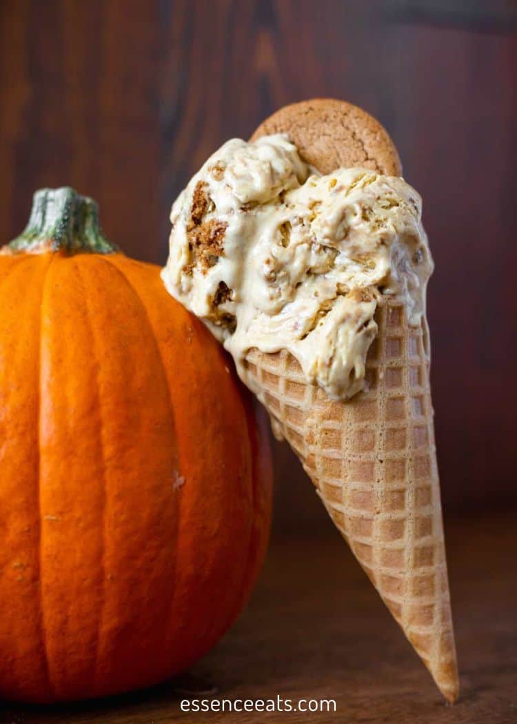 Pumpkin Cheesecake Ice Cream with Gingersnap Cookies